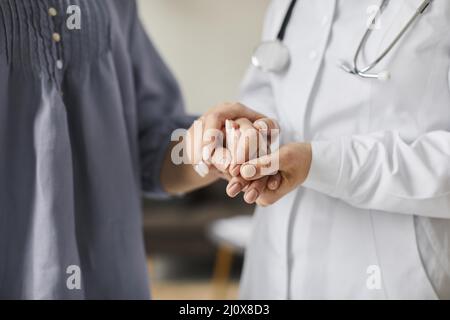 Covid Recovery Center Ärztin hält ältere Patienten die Hände. Hochwertige Fotos Stockfoto