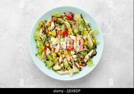 Draufsicht Nudelsalat mit Balsamico-Essig. Hochwertiges, schönes Fotokonzept Stockfoto