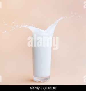 Milch aus dem Glas gießen. Hochwertiges, schönes Fotokonzept Stockfoto