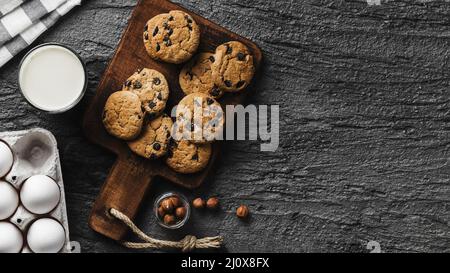 Leckere Kekse Holzbrett Glas Milch. Hochwertiges, schönes Fotokonzept Stockfoto