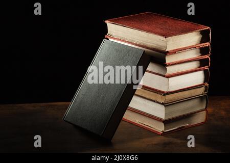 Bücher stapeln Holztisch. Hochwertiges, schönes Fotokonzept Stockfoto