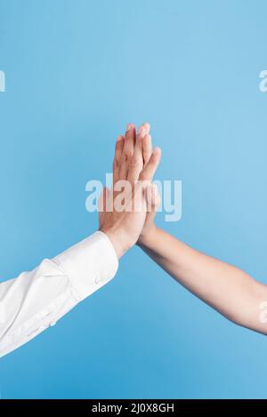 Vater Tochter macht hohe fünf. Hochwertiges, schönes Fotokonzept Stockfoto