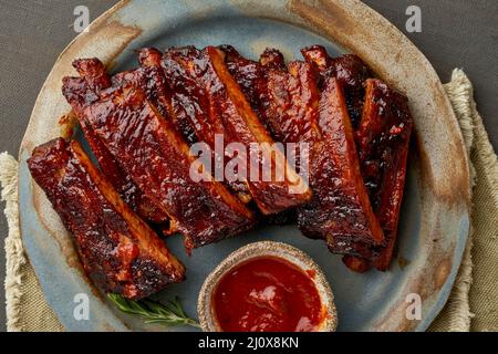 Keto-Essen, würzige gegrillte Schweineribs. Eingelegtes, Geröstetes Schweinefleisch. Asiatische Küche, Koreanische Küche. Langsames Kochen Stockfoto