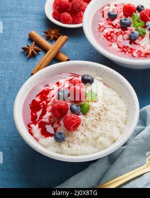 Reispudding. Französischer Milchreis Dessert mit Himbeeren, Heidelbeeren, Beeren, Marmelade. Stockfoto