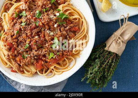 Teil der Pasta Bolognese Linguine mit Hackfleischgerichten und Tomaten, Parmesankäse. Stockfoto