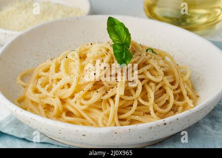 Cacio e pepe Pasta. Spaghetti mit Parmesankäse und Pfeffer. Stockfoto