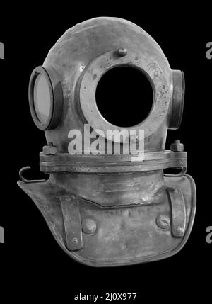 Alte antike Metall Scuba Helm isoliert auf schwarzem Hintergrund mit Clipping Pfad Stockfoto