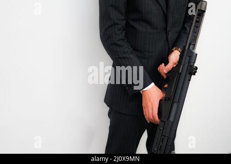 Geschäftsmann mit einem Maschinengewehr zu kämpfen Stockfoto