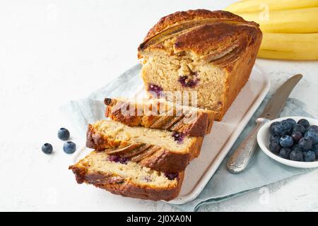 Hausgemachtes Bananenbrot. Gebackener Kuchen. Draufsicht, weißer Tisch. Stockfoto