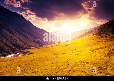 Fantastische Landschaft und bedeckter Himmel am Fuße des Tetnuldi-Gletschers. Oberes Svaneti, Georgien, Europa. Kaukasus. Beauty-Welt. Stockfoto