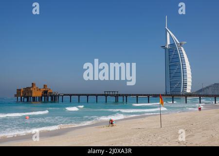 Luxuriöses Hotel im Burj al Arab und Restaurant Pierchic vom Strand Madinat Jumeirah in Dubai, Vereinigte Arabische Emirate. Stockfoto