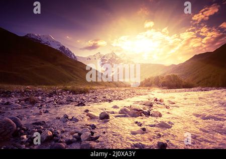 Fantastische Landschaft und bedeckter Himmel am Fuße des Tetnuldi-Gletschers. Oberes Svaneti, Georgien, Europa. Kaukasus. Beauty-Welt. Stockfoto