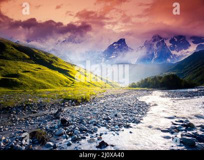 Fantastische Landschaft und bedeckter Himmel am Fuße des Tetnuldi-Gletschers. Oberes Svaneti, Georgien, Europa. Kaukasus. Beauty-Welt. Stockfoto