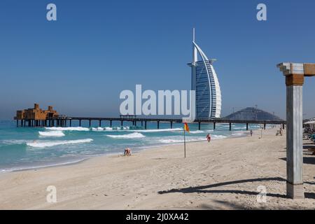 Luxuriöses Hotel im Burj al Arab und Restaurant Pierchic vom Strand Madinat Jumeirah in Dubai, Vereinigte Arabische Emirate. Stockfoto
