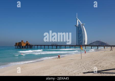Luxuriöses Hotel im Burj al Arab und Restaurant Pierchic vom Strand Madinat Jumeirah in Dubai, Vereinigte Arabische Emirate. Stockfoto