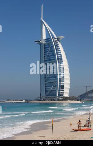 Luxuriöses Burj al Arab Hotel vom Strand Madinat Jumeirah in Dubai, Vereinigte Arabische Emirate. Stockfoto