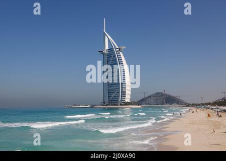 Luxuriöses Burj al Arab Hotel vom Strand Madinat Jumeirah in Dubai, Vereinigte Arabische Emirate. Stockfoto