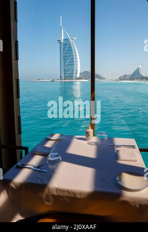 Luxuriöses Hotel im Burj al Arab aus der Sicht des Restaurants Pierchic in Dubai, Vereinigte Arabische Emirate. Stockfoto