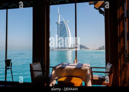 Luxuriöses Hotel im Burj al Arab aus der Sicht des Restaurants Pierchic in Dubai, Vereinigte Arabische Emirate. Stockfoto