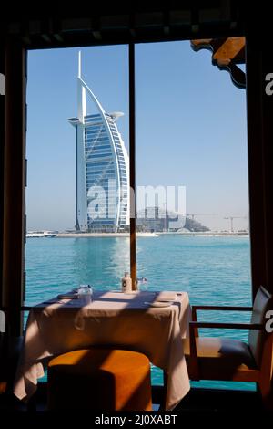 Luxuriöses Hotel im Burj al Arab aus der Sicht des Restaurants Pierchic in Dubai, Vereinigte Arabische Emirate. Stockfoto