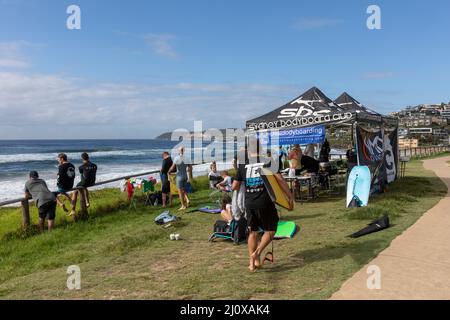 Küstenwanderweg von Dee Why nach Freshwater, hier am Curl Curl Beach auf halber Strecke, mit Sydney Bodyboard Club, Sydney, NSW, Australien Stockfoto