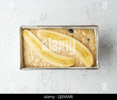 Hausgemachtes Bananenbrot. Teig für Kuchen in Backform. Schritt für Schritt Rezept. Schritt 11. Stockfoto