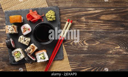 Flache Lay Mix Maki Sushi rollt Essstäbchen mit Platz für Kopien. Hochwertiges, schönes Fotokonzept Stockfoto