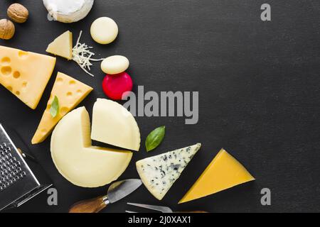 Flache Käsemischung mit Kopierfläche. Hochwertiges, schönes Fotokonzept Stockfoto