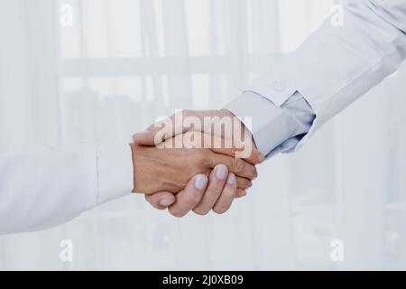 Nahaufnahme Ärzte schütteln die Hände. Hochwertiges, schönes Fotokonzept Stockfoto