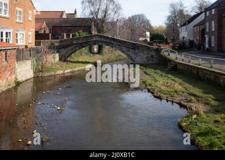 17C Pack Pferd Brücke über den Fluss Leven in Stokesley North Yorkshire, entlang der alten Lastesel aus Durham nach York Stockfoto