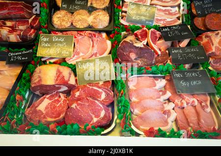 Metzgerei Schaufenster in Saltburn North Yorkshire England UK mit einer Ausstellung von vielen Arten von zubereitetem Fleisch mit März 2022 Preise Stockfoto