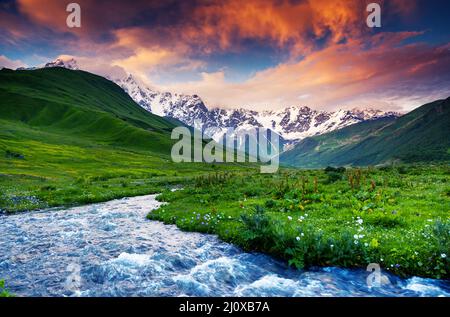 Fantastische Landschaft und bunten bewölkten Himmel am Fuße des Mt. Shkhara. Obere Swanetien, Georgien, Europa. Kaukasus Berge. Beauty Welt. Stockfoto