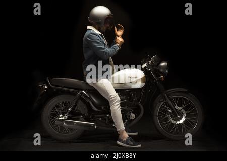 Man Cafe Racer Stil Motorrad Stockfoto