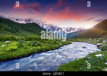 Fantastische Landschaft und bunten bewölkten Himmel am Fuße des Mt. Shkhara. Obere Swanetien, Georgien, Europa. Kaukasus Berge. Beauty Welt. Stockfoto