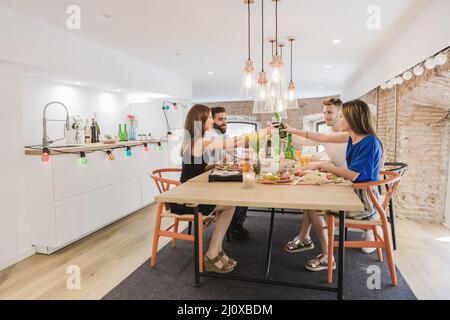 Freunde, die Abendessen feiern Stockfoto