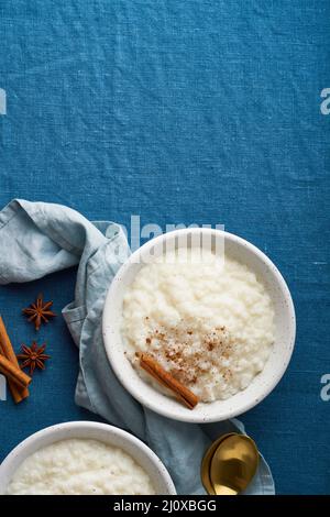 Reispudding. Französischer Milchreis Dessert. Draufsicht, vertikal, Kopierbereich Stockfoto