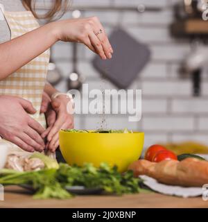 Süße bereiten Gemüsesalatküche zu Stockfoto
