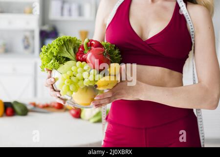 Diätkonzept mit sportlicher Frauenküche Stockfoto