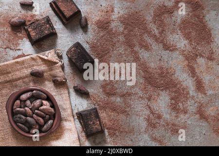 Kakaopulver mit Schokoladenstückchen Kakaobohnenschüssel gestreut Stockfoto