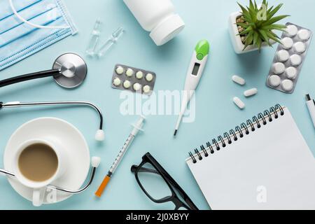 Medizinische Geräte einschließlich Brille Medikamente Schreibtisch. Hochwertiges, schönes Fotokonzept Stockfoto