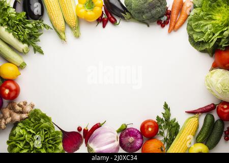 Farbenfroher Veggies-Rahmen mit Kopierfläche. Hochwertiges, schönes Fotokonzept Stockfoto