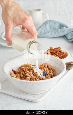 Granola. Frühstück, gesunde Ernährung Lebensmittel mit Haferflocken, Nüsse, Banane Stockfoto