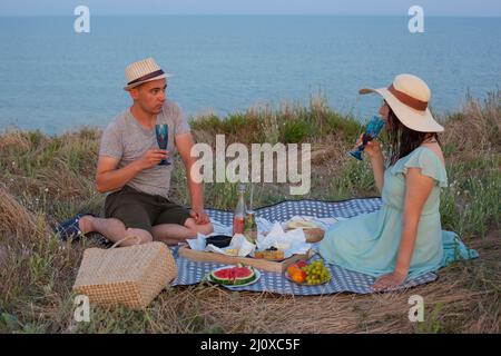 Konzept des Picknicks am Meer während der Sommerferien oder am Wochenende. Stockfoto