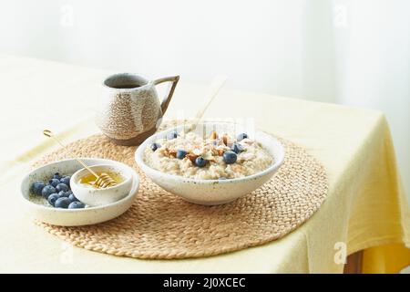 Frühstück, Haferflocken Haferbrei mit Beeren und Nüssen, gesunde Ernährung. Stockfoto