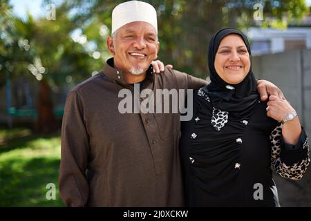 Leben mit Liebe. Porträt eines lächelnden älteren muslimischen Paares draußen. Stockfoto