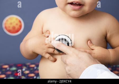 Nahaufnahme der Babyuntersuchung mit Stethoskop. Hochwertiges, schönes Fotokonzept Stockfoto