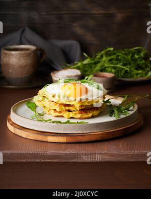 Chaffles, ketogene Ernährung Gesundheitsnahrung. Hausgemachte Keto-Waffeln mit frittiertem Ei und Mozzarella-Käse Stockfoto