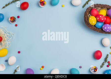 Rahmen aus easter Eggs Korbtisch. Hochwertiges, schönes Fotokonzept Stockfoto