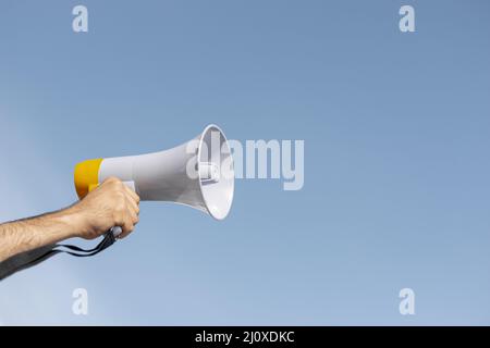 Protestler mit Megaphon-Demonstration. Hochwertige Fotos Stockfoto