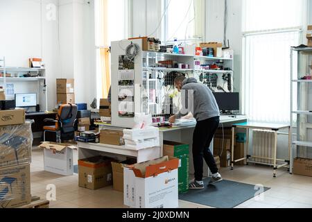 Minsk, Weißrussland - 15. Dezember 2021: Foto eines Lagers mit Kisten und Arbeitern. Moderne Hightech-Anlage Stockfoto